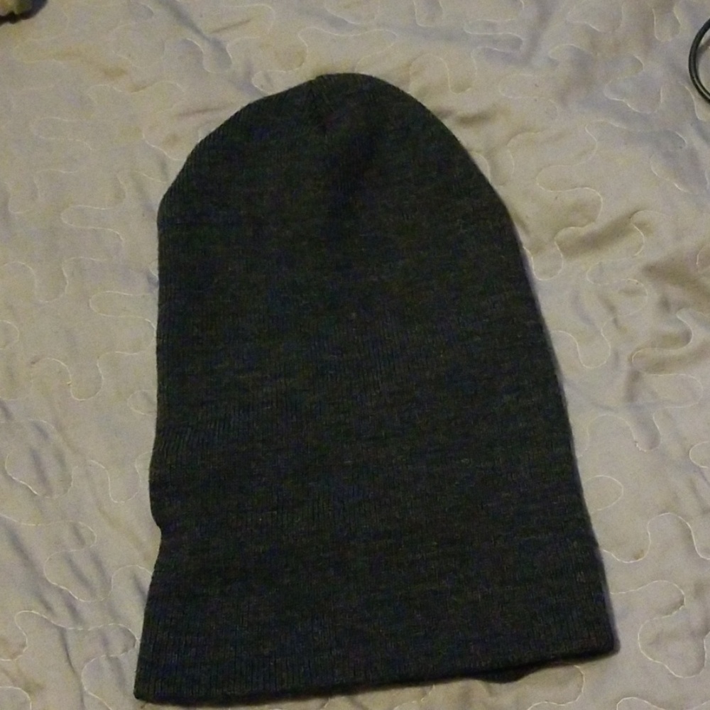 A winter hat - Picture 4 of 4